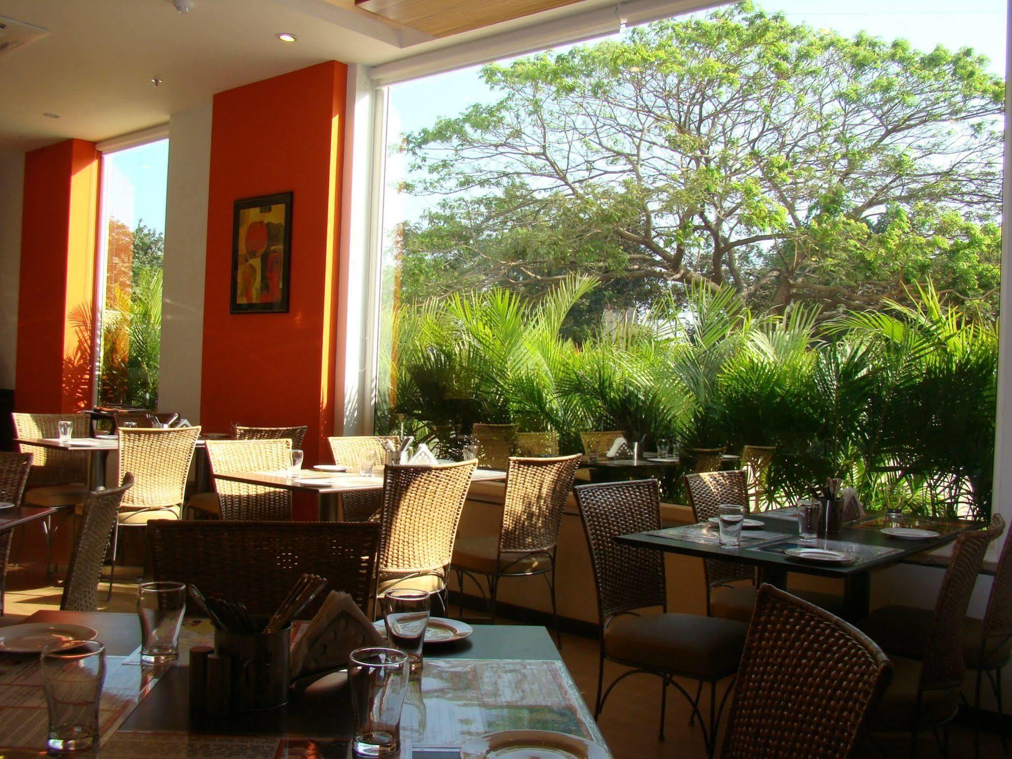 Lemon Tree Hotel Chennai Restaurant billede